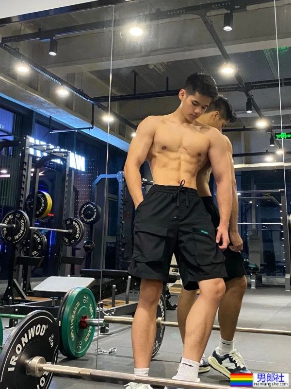 厦门不穿衣服的“肌肉司机”，22岁183CM私教腹肌有多硬？ - 51虹马