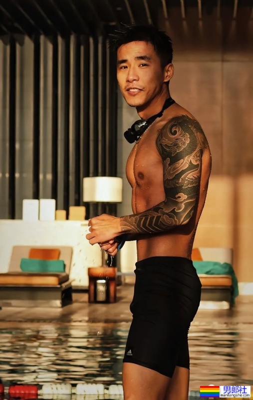 花臂机车小哥穿上灰裤子，太好看了 - 51虹马