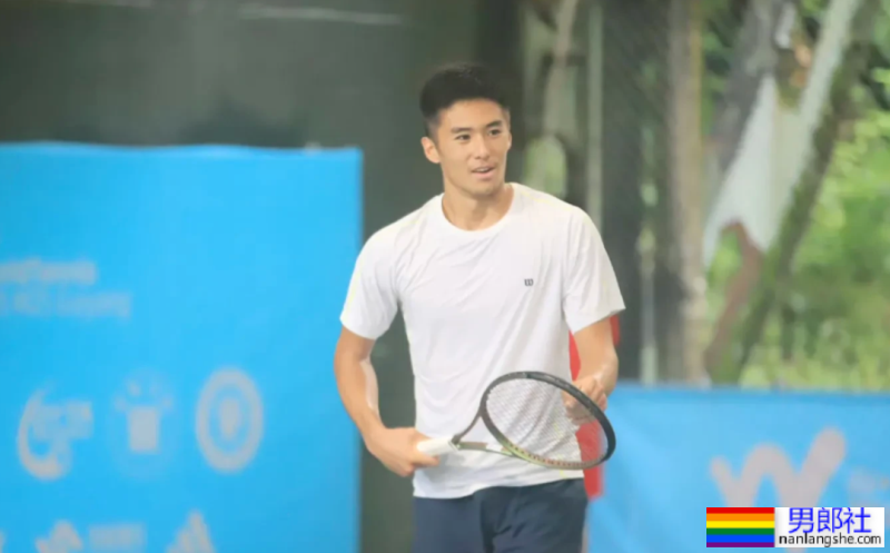网球小将张凌豪越来越成熟，打球露内裤边与腹肌 - 51虹马