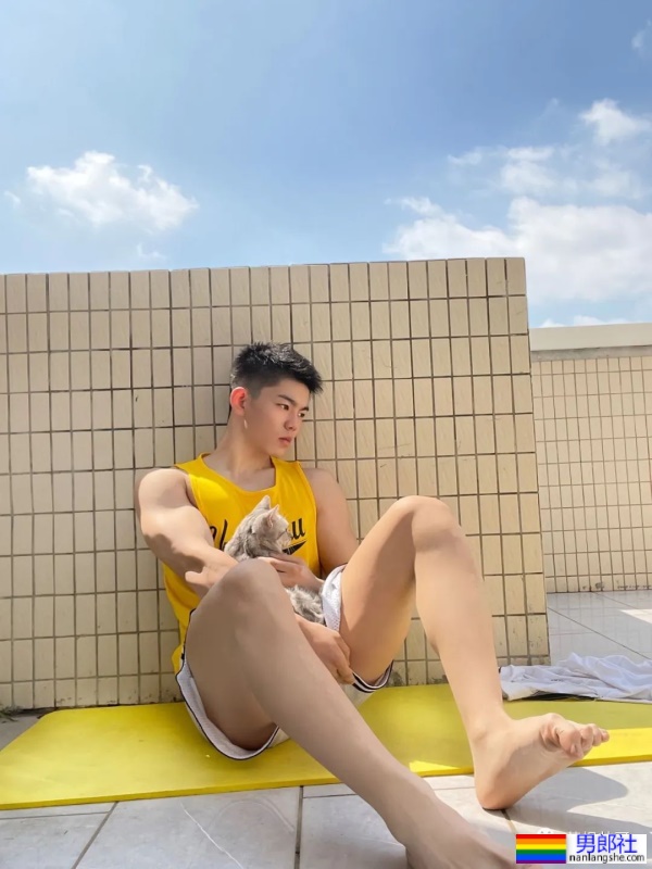 18岁广东体育生穿灰裤子太好看了，真的长大了 - 51虹马