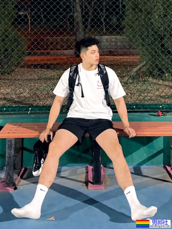 00后体育生也太帅，白袜泳裤浴巾每个元素都拿捏了！ - 51虹马