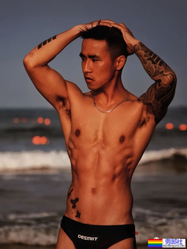 花臂机车小哥穿上灰裤子，太好看了 - 51虹马