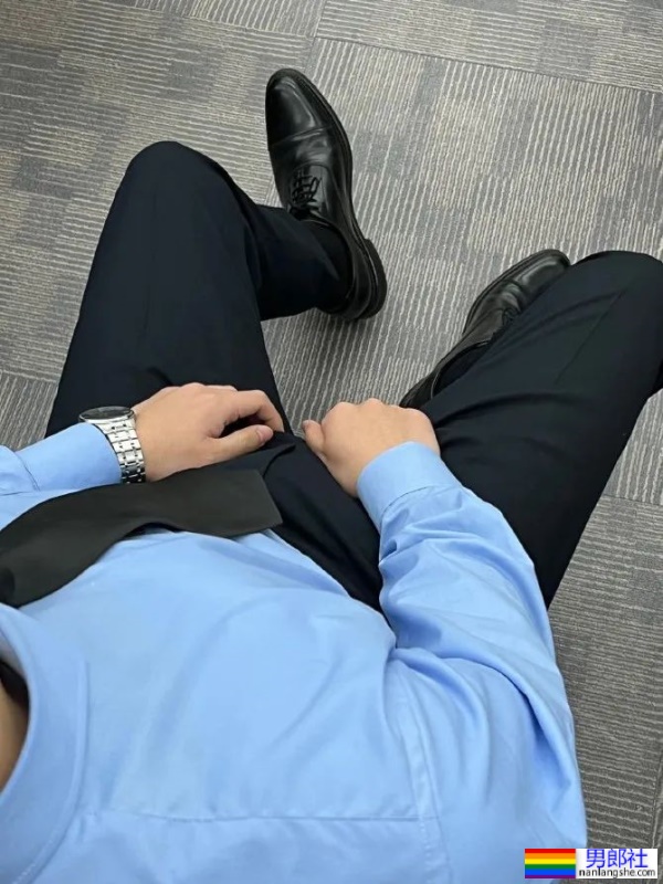 爱穿正装的英语老师有多帅？竟是大胸山东汉子！ - 51虹马