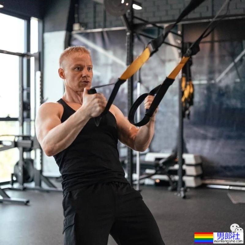 足球小哥不穿衣服也太好看了，这小胸肌藏不住了 - 51虹马