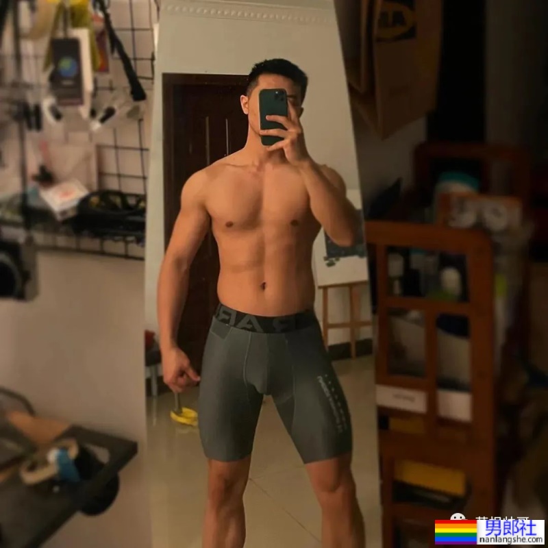 上海17+的肌肉男更衣室自拍，这实力绝了 - 51虹马