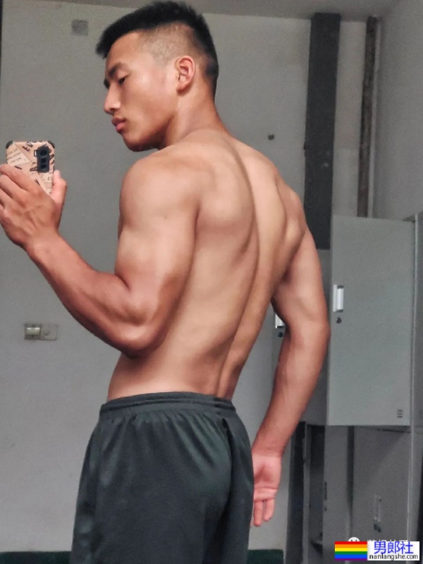 21岁河南直男退伍兵哥哥，肌肉身材超硬的！ - 51虹马