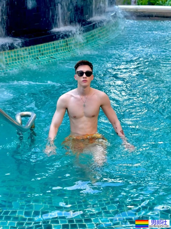 奶白奶白的腹肌小帅哥 - 51虹马