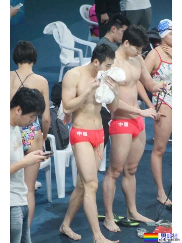 游泳冠军退役当教练，穿紧身泳裤，教你游泳可以吗？ - 51虹马