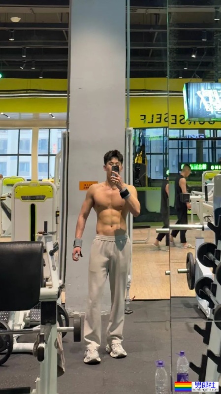 黑龙江的健身教练穿上灰裤子，东北爷们就是这么牛！ - 51虹马
