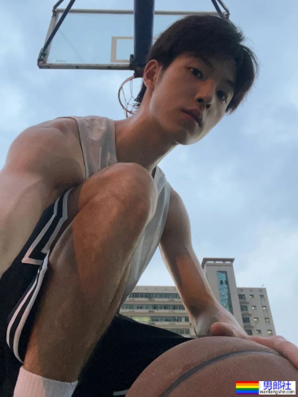 成都体院的小哥哥，阳光又帅气-51虹马