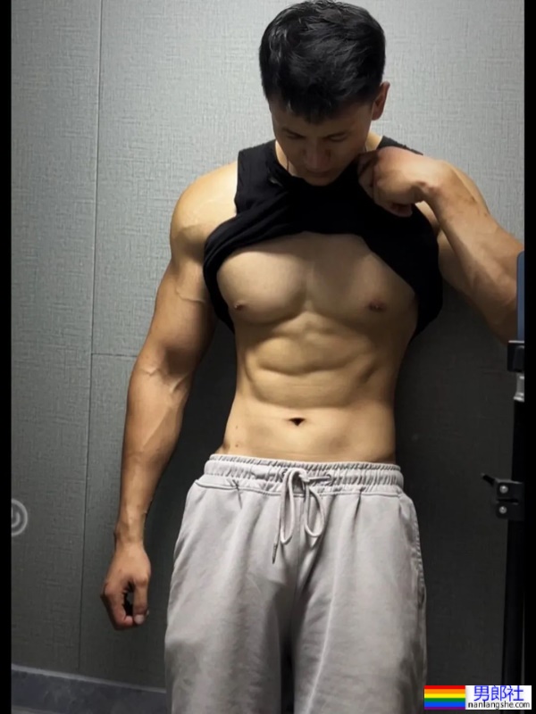 穿灰裤子的成都健身私教，看完想报他的课 - 51虹马