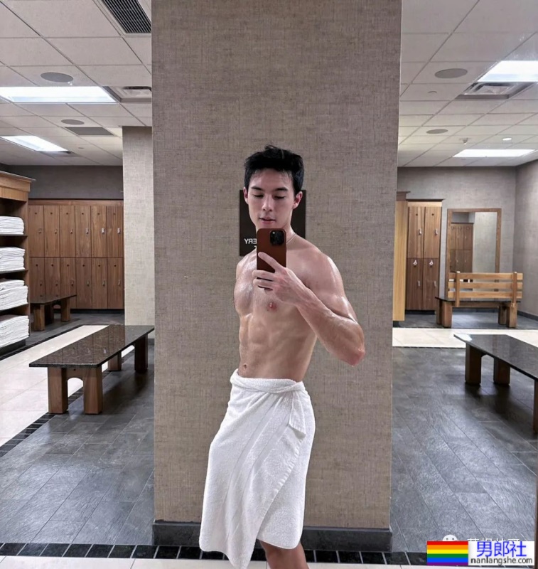 只围着浴巾的精壮男人玩自拍！ - 51虹马