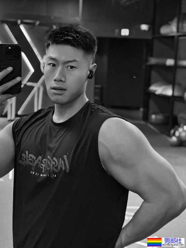 拼车遇到肌肉小哥，他在旁边装睡！ - 51虹马