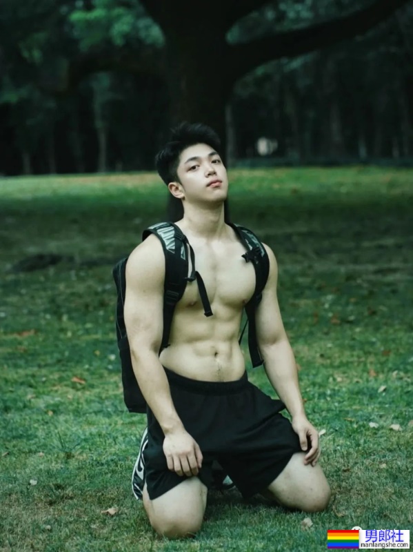 00后体育生也太帅，白袜泳裤浴巾每个元素都拿捏了！ - 51虹马