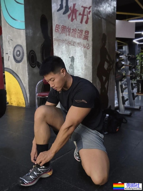 拼车遇到肌肉小哥，他在旁边装睡！ - 51虹马