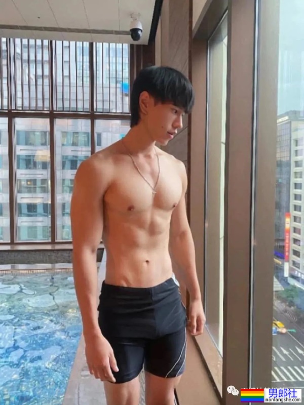 八块腹肌的男大学生，肌肉太硬了！ - 51虹马