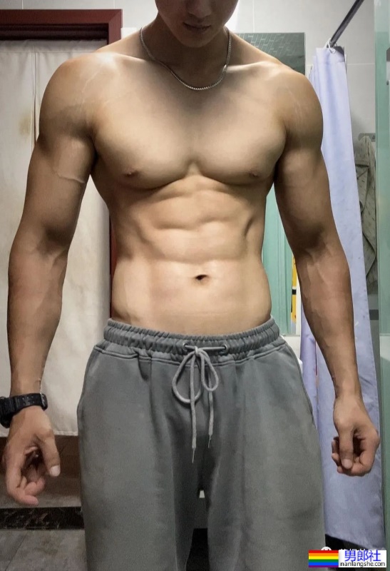 穿灰裤子的成都健身私教，看完想报他的课 - 51虹马