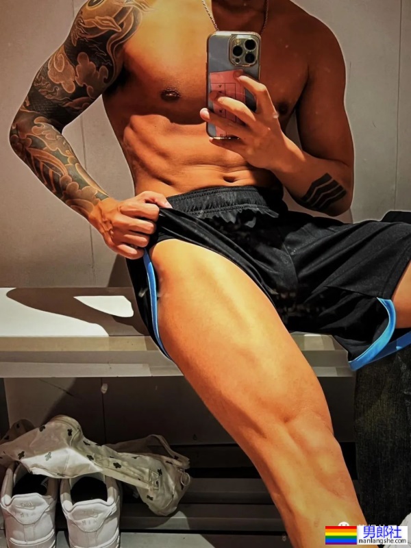 花臂机车小哥穿上灰裤子，太好看了 - 51虹马