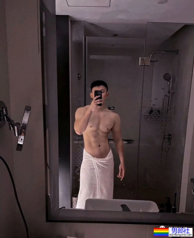 只围着浴巾的精壮男人玩自拍！ - 51虹马