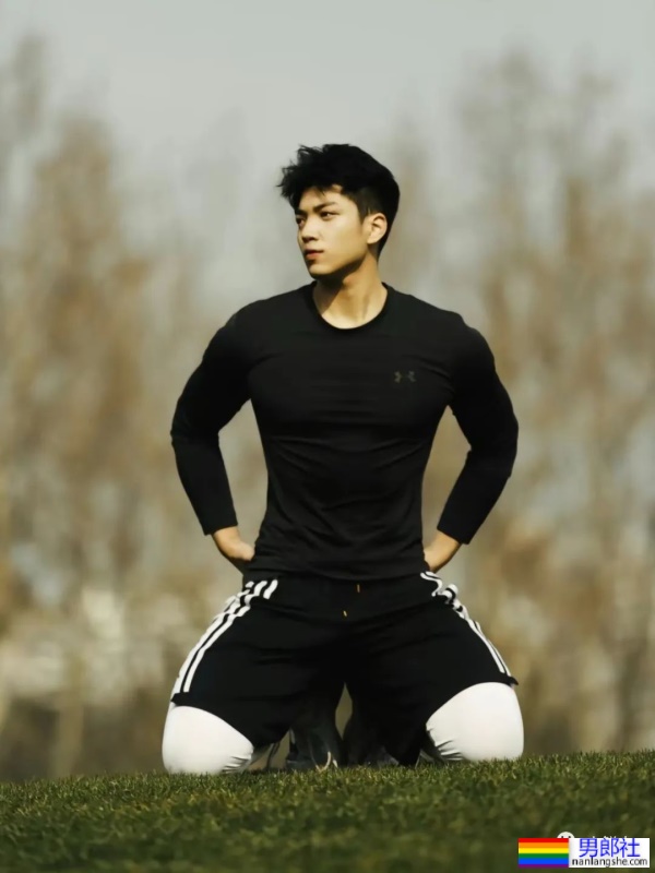 00后体育生也太帅，白袜泳裤浴巾每个元素都拿捏了！ - 51虹马