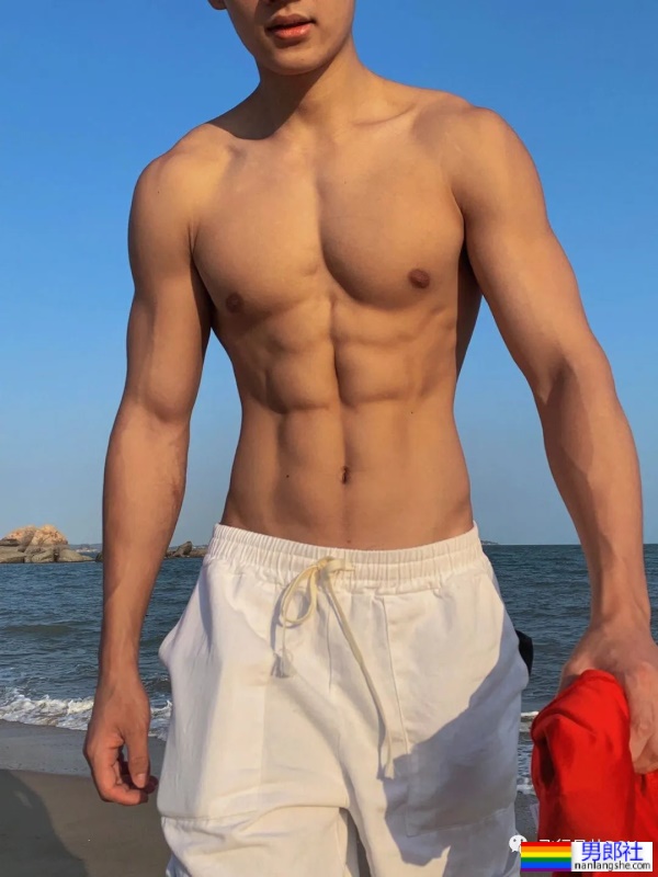 厦门不穿衣服的“肌肉司机”，22岁183CM私教腹肌有多硬？ - 51虹马