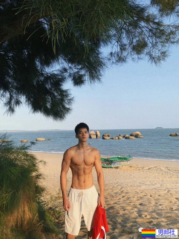 厦门不穿衣服的“肌肉司机”，22岁183CM私教腹肌有多硬？ - 51虹马