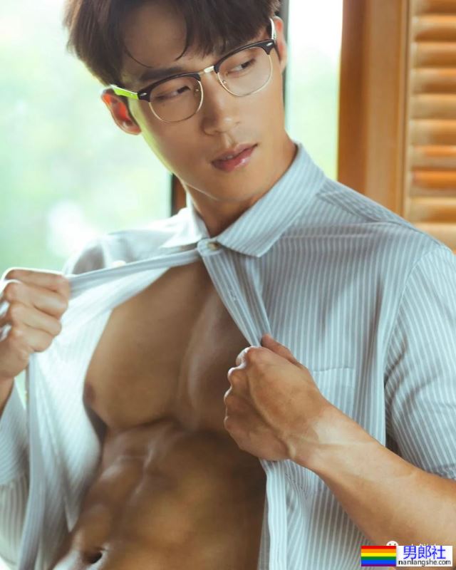 被女记者采访后他终于回归了！最新写真大片一览！ - 51虹马