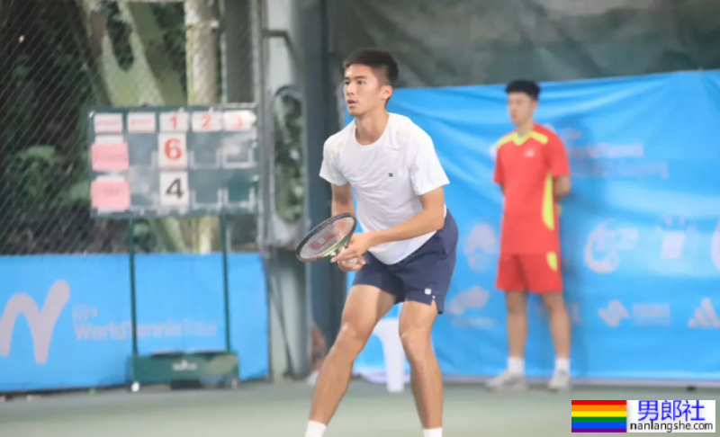 网球小将张凌豪越来越成熟，打球露内裤边与腹肌 - 51虹马