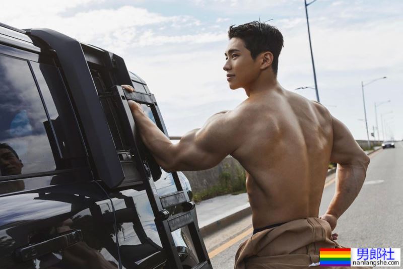 韩国肌肉网红户外洗澡 - 51虹马