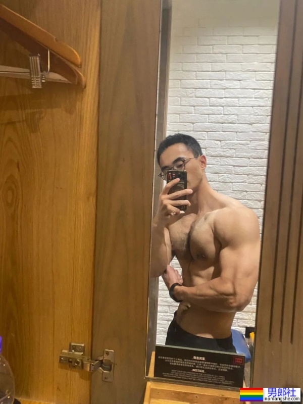 北京肌肉小哥撑开紧身骑行服，露出大胸肌还有茂盛的胸毛！ - 51虹马