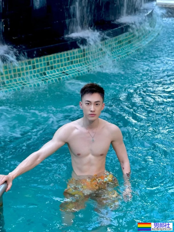 奶白奶白的腹肌小帅哥 - 51虹马