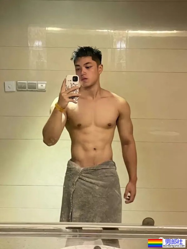 00后体育生也太帅，白袜泳裤浴巾每个元素都拿捏了！ - 51虹马