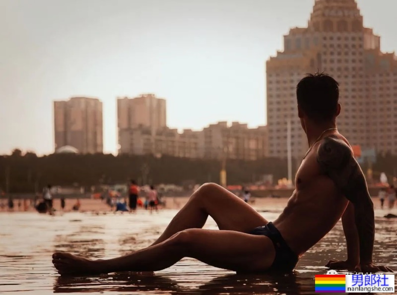 花臂机车小哥穿上灰裤子，太好看了 - 51虹马