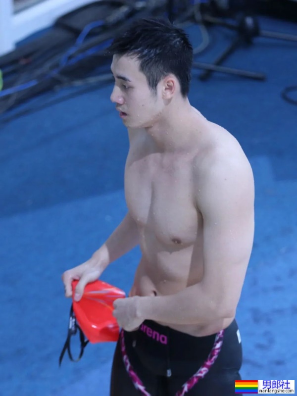 游泳冠军退役当教练，穿紧身泳裤，教你游泳可以吗？ - 51虹马