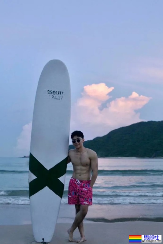 黑龙江的健身教练穿上灰裤子，东北爷们就是这么牛！ - 51虹马