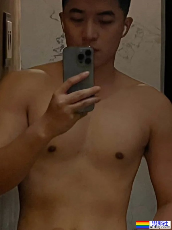 爱穿正装的英语老师有多帅？竟是大胸山东汉子！ - 51虹马