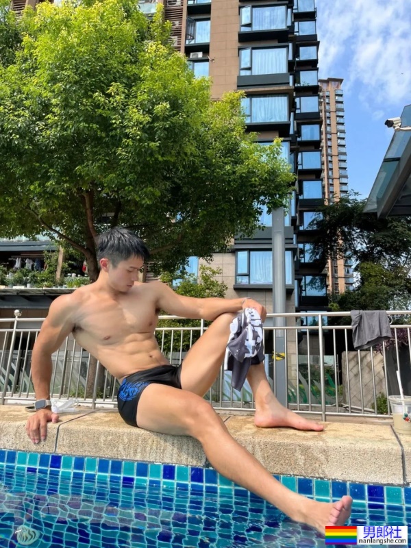 23岁重庆机车猛男，穿内裤野泳，湿透只能打码了！ - 51虹马