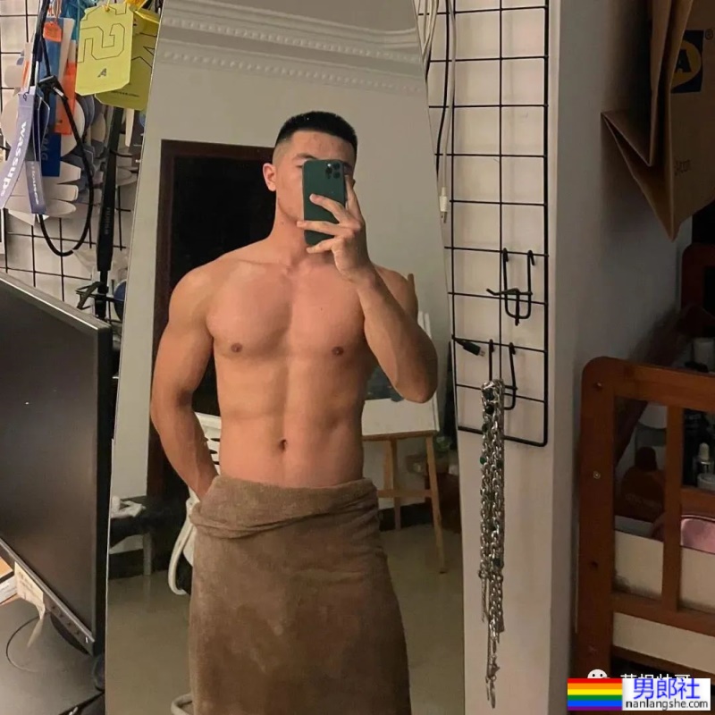 上海17+的肌肉男更衣室自拍，这实力绝了 - 51虹马