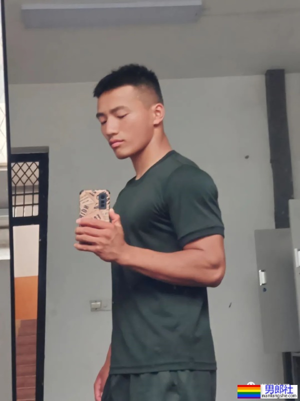 21岁河南直男退伍兵哥哥，肌肉身材超硬的！ - 51虹马