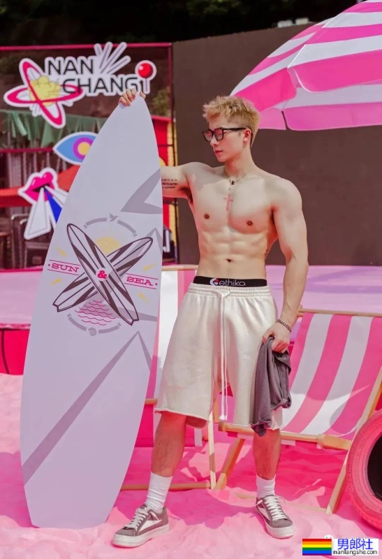 细狗奶狗不如小狼狗，这腰硬的能砸核桃！ - 51虹马