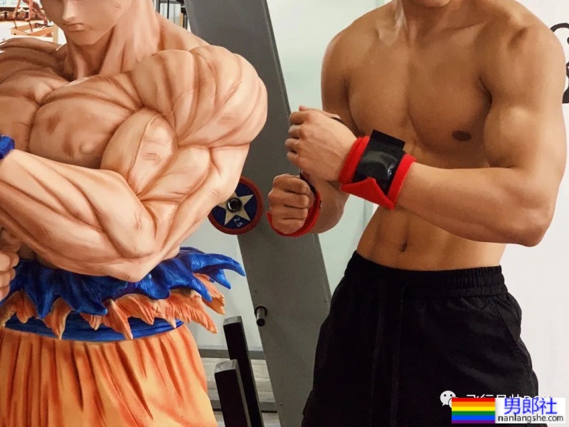 厦门不穿衣服的“肌肉司机”，22岁183CM私教腹肌有多硬？ - 51虹马