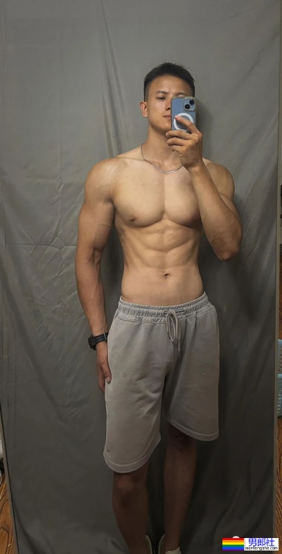 穿灰裤子的成都健身私教，看完想报他的课 - 51虹马