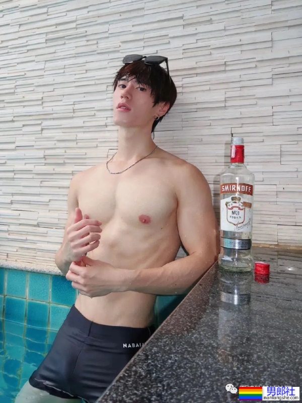 八块腹肌的男大学生，肌肉太硬了！ - 51虹马