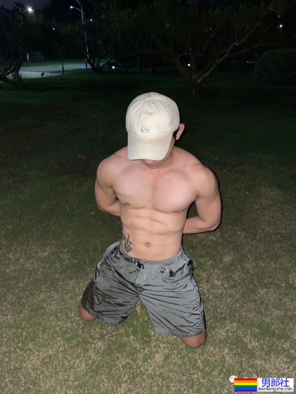 推上183cm极品肌肉小哥哥,腹肌身材太诱惑了! - 51虹马 推上183cm极品肌肉小哥哥,腹肌身材太诱惑了! - 51虹马