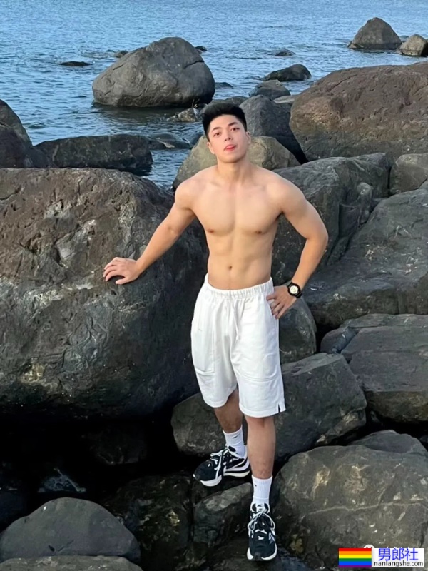 00后体育生也太帅，白袜泳裤浴巾每个元素都拿捏了！ - 51虹马