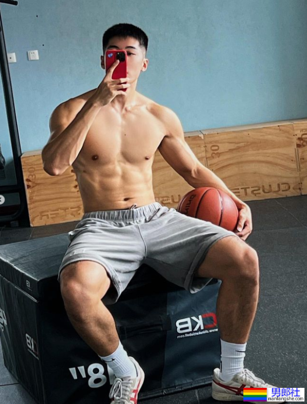 寸头黑皮腹肌体育生小哥，这身板长腿是真的硬！ - 51虹马