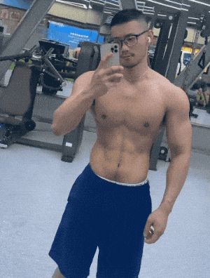 武汉彪学长更衣室最新自拍硬照，现在变这样了！ - 51虹马