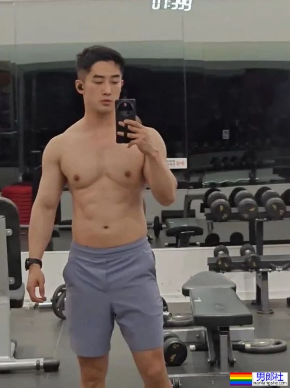 上海1姐张弦最新肌肉照，这状态40岁了你敢信？ - 51虹马