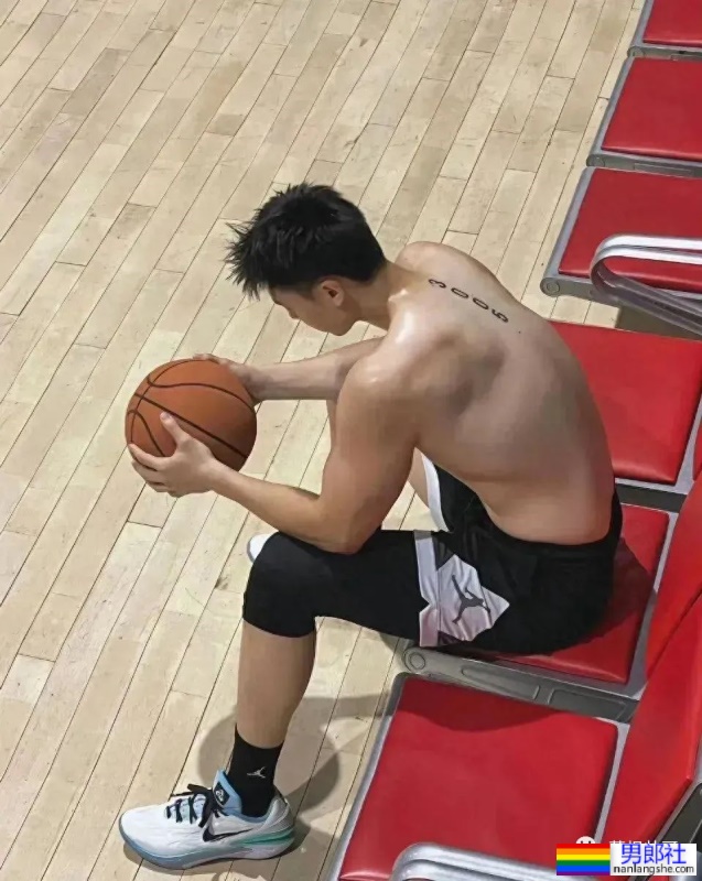 22岁天津191CM篮球体育生,脱衣打球,这背太美了 - 51虹马 22岁天津191CM篮球体育生,脱衣打球,这背太美了 - 51虹马