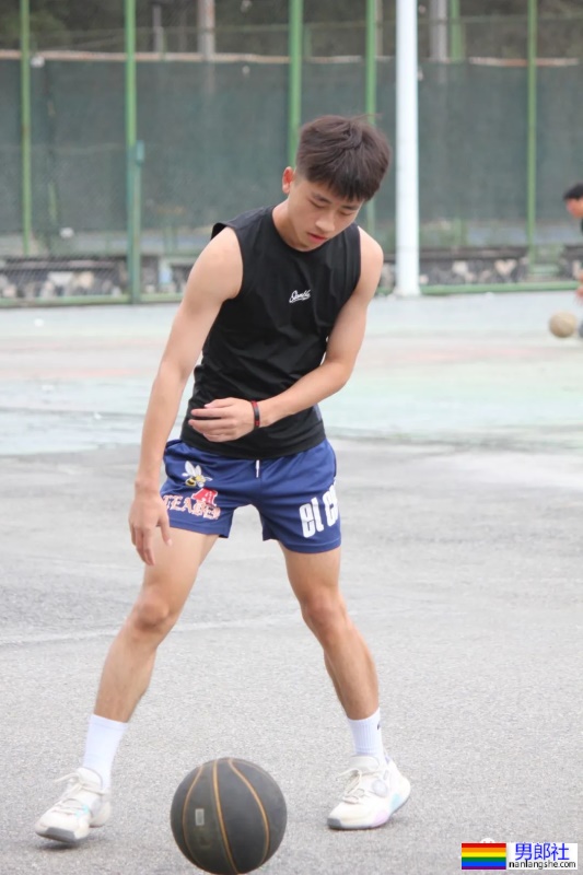 篮球场抓拍小翘臀男高，真棒！ - 51虹马